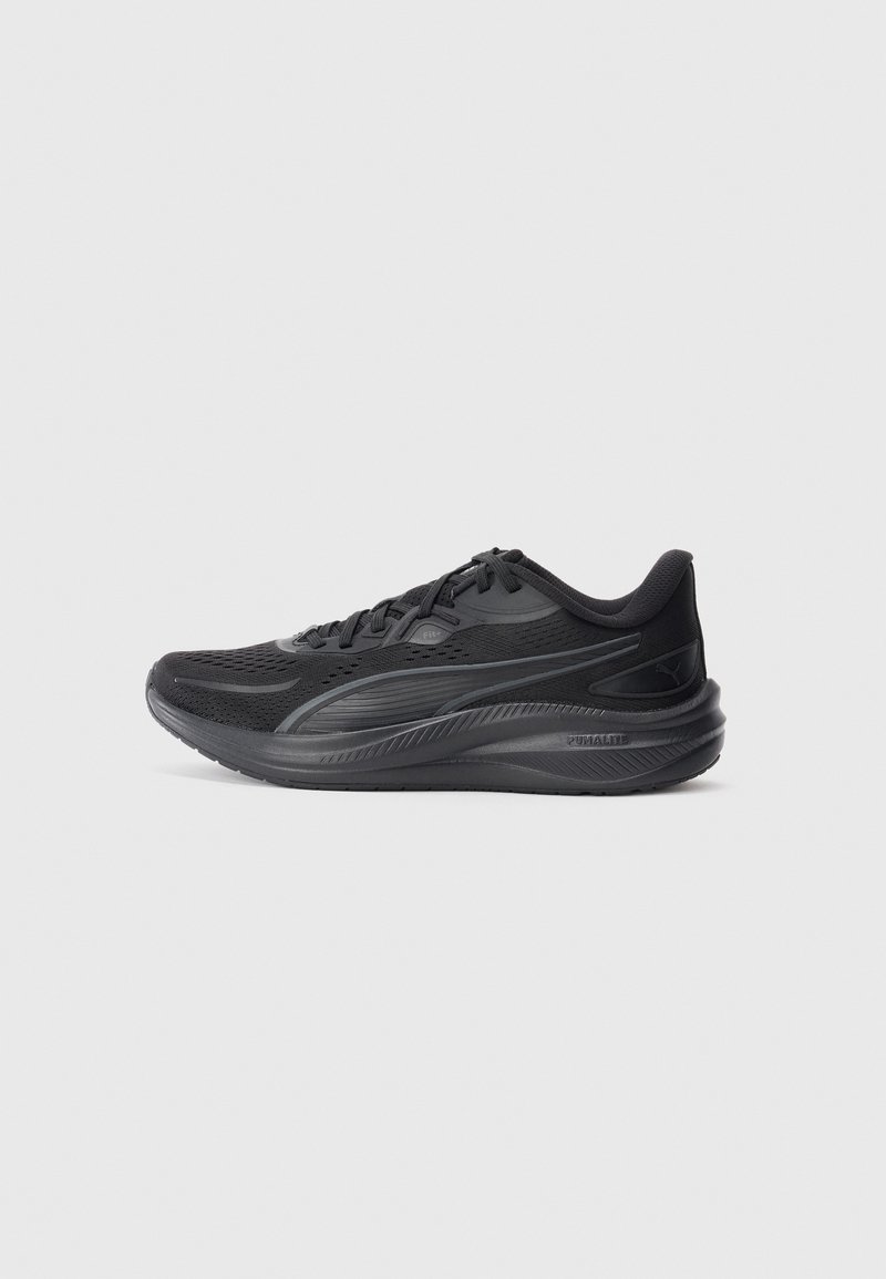 Chaussure de course athlétique noire avec dessus en mesh, fermeture à lacets et semelle rembourrée, vue de profil sur fond uni.