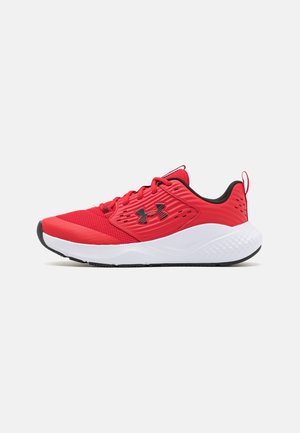Roter Under Armour Sportschuh mit schwarzem Logo, schwarzer Innenausstattung, weißer Sohle und Schnürdesign auf weißem Hintergrund.