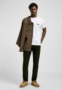Lee RIDER - Vaqueros slim fit - olive_night