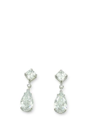 Paire de boucles d'oreilles argentées en forme de goutte avec des pierres carrées en haut, de petits connecteurs ronds, et de grandes pierres claires en forme de larme suspendues en dessous.