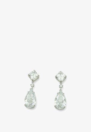 Coppia di orecchini a goccia in argento con pietre taglio quadrato in cima, piccoli connettori rotondi e grandi gemme trasparenti a forma di goccia pendenti sotto.