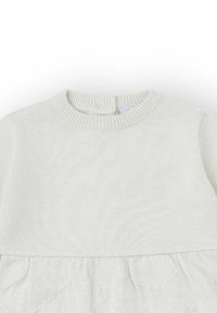 Vestido de punto verde claro con mangas largas, cuello redondo y un panel de encaje texturizado en la parte inferior. Material suave y acogedor.