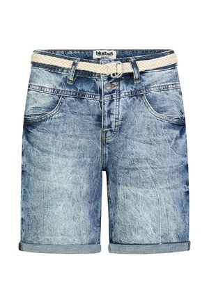 Hellblaue, ausgewaschene Jeansshorts mit umgeschlagenen Säumen, vorderen Taschen, Knopfverschluss und einem geflochtenen, cremeweißen Gürtel.