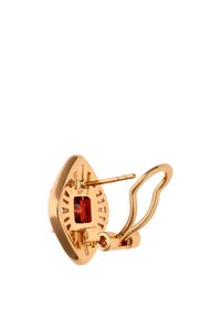 Cierre de pendiente en tono dorado con una piedra preciosa rectangular roja y un mecanismo de clip abatible sobre un fondo blanco.