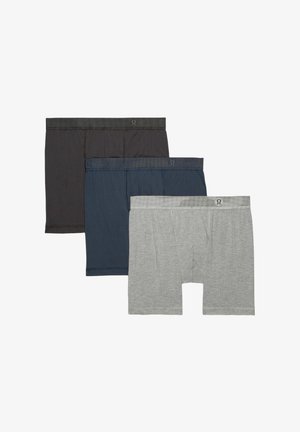 Tri para boksarskih spodnjic v črni, temno modri in svetlo sivi barvi. Vsaka ima logotip na pasu, pri sivi pa je vzorec teksturiran.