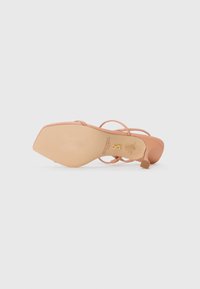 Nude stroppesandal med firkantet tå, kitten heel, og såle med størrelse og produksjonsdetaljer.