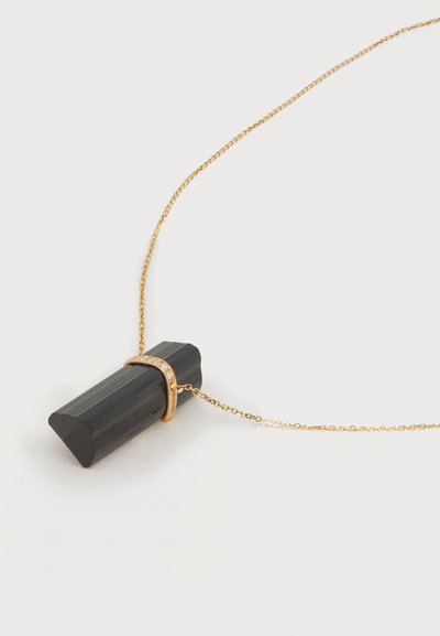 Χρυσό κολιέ με μαύρο εξαγωνικό μενταγιόν στερεωμένο με χρυσό δακτύλιο διακοσμημένο με μικρές διαυγείς πέτρες.