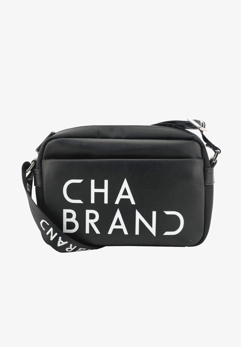 Sacoche noire à porter en travers avec une texture lisse, ornée d'un texte imprimé blanc "CHA BRAND" à l'avant. Sangle ajustable et fermeture éclair.