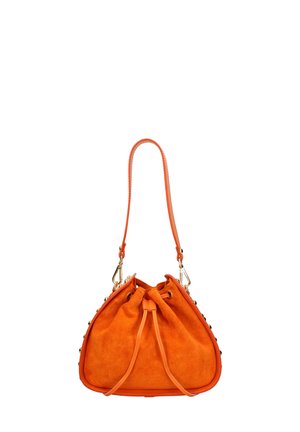 Oranges Wildlederhandtasche mit gerafftem oberen Teil, glattem Lederbesatz und dekorativen Metallnieten an den Seiten. Verfügt über einen einzelnen Schulterriemen.