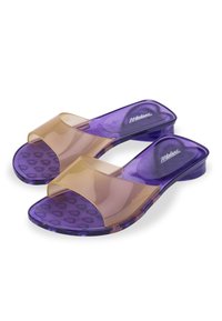 Chanclas transparentes moradas con una correa ámbar, suela plana y plantilla texturizada con pequeños patrones de corazones.