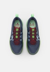 Nike Performance REACT PEGASUS TRAIL 4 - Laufschuh Trail - thunder blue/light armory blue/chlorophyll/vapor green/dark team red