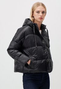 Zwarte pufferjack, geborduurd ontwerp, capuchon met trekkoorden, voorzakken, drukknoopsluiting, glanzende afwerking, cropped lengte.