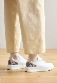 Neizbrano, weiss/puder