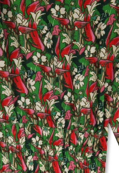 Ύφασμα με λουλουδάτο σχέδιο σε πράσινο χρώμα, διακοσμημένο με κόκκινα και ροζ λουλούδια με λευκές λεπτομέρειες. Υλικό με υφή, ελαφρύ και με ελαστική συγκέντρωση.