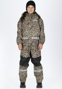 Leopardenmuster Wasserfest Jacke und Hose mit reflektierenden Streifen; schwarze Akzente an der Unterseite; isoliert mit einer verstellbaren Kapuze.