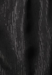 Černá tkanina s vertikálními stříbrnými liniemi a drobnými texturovanými akcenty, vyznačující se hladkým povrchem a jemným leskem po celé ploše.