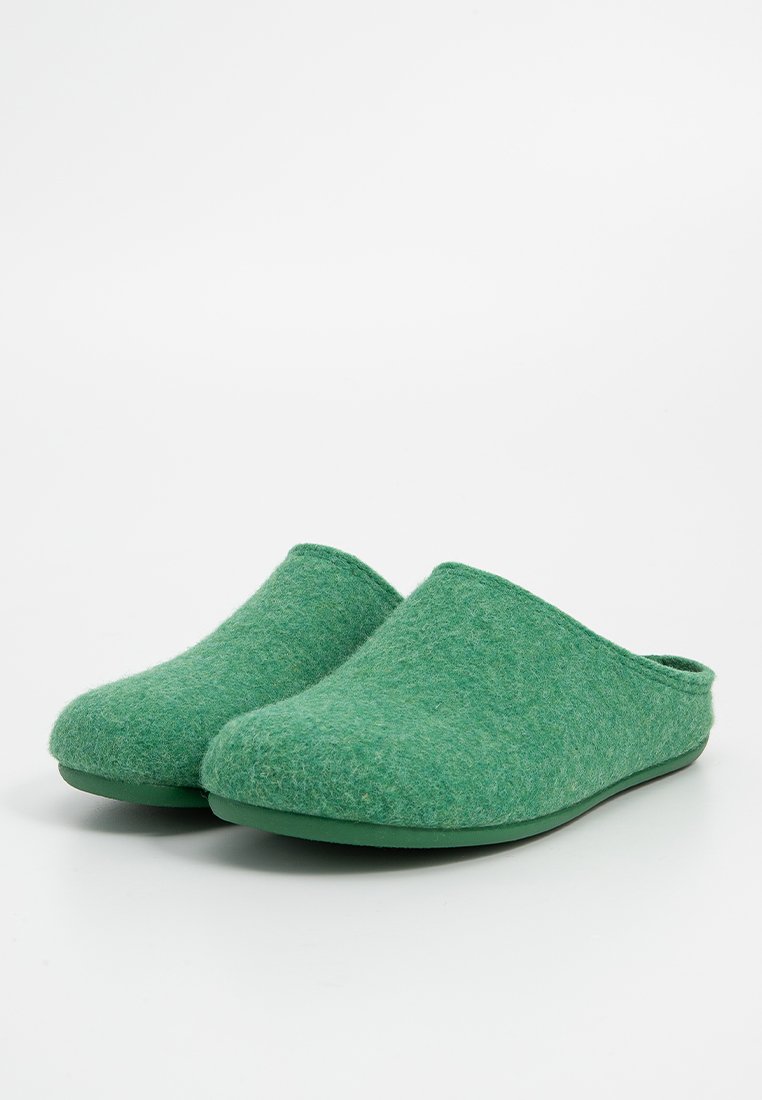 Zoccoli verdi in feltro con una forma liscia e arrotondata e apertura sul retro. Suola in gomma con una finitura testurizzata per una buona aderenza. Design leggero e flessibile.