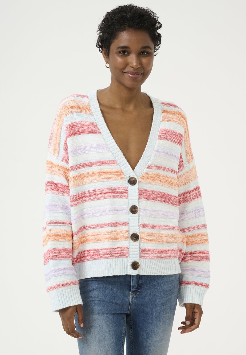 Cardigan rayé en tissu doux et texturé, avec des lignes rouges, oranges, lavande et blanches. Encolure en V profonde et cinq boutons en bois à l'avant.