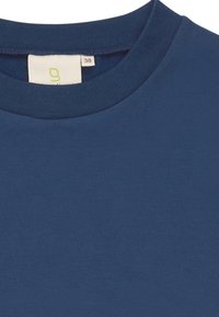 Marineblauwe katoenen T-shirt met een ribbelige ronde hals en een label met maat 38. Glad van textuur, zonder patronen of zichtbare hardware.