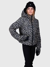Ragazza che indossa un giubbotto imbottito leopardato con cappuccio e guanti, pantaloni neri e un berretto nero, che guarda di lato con un leggero sorriso.