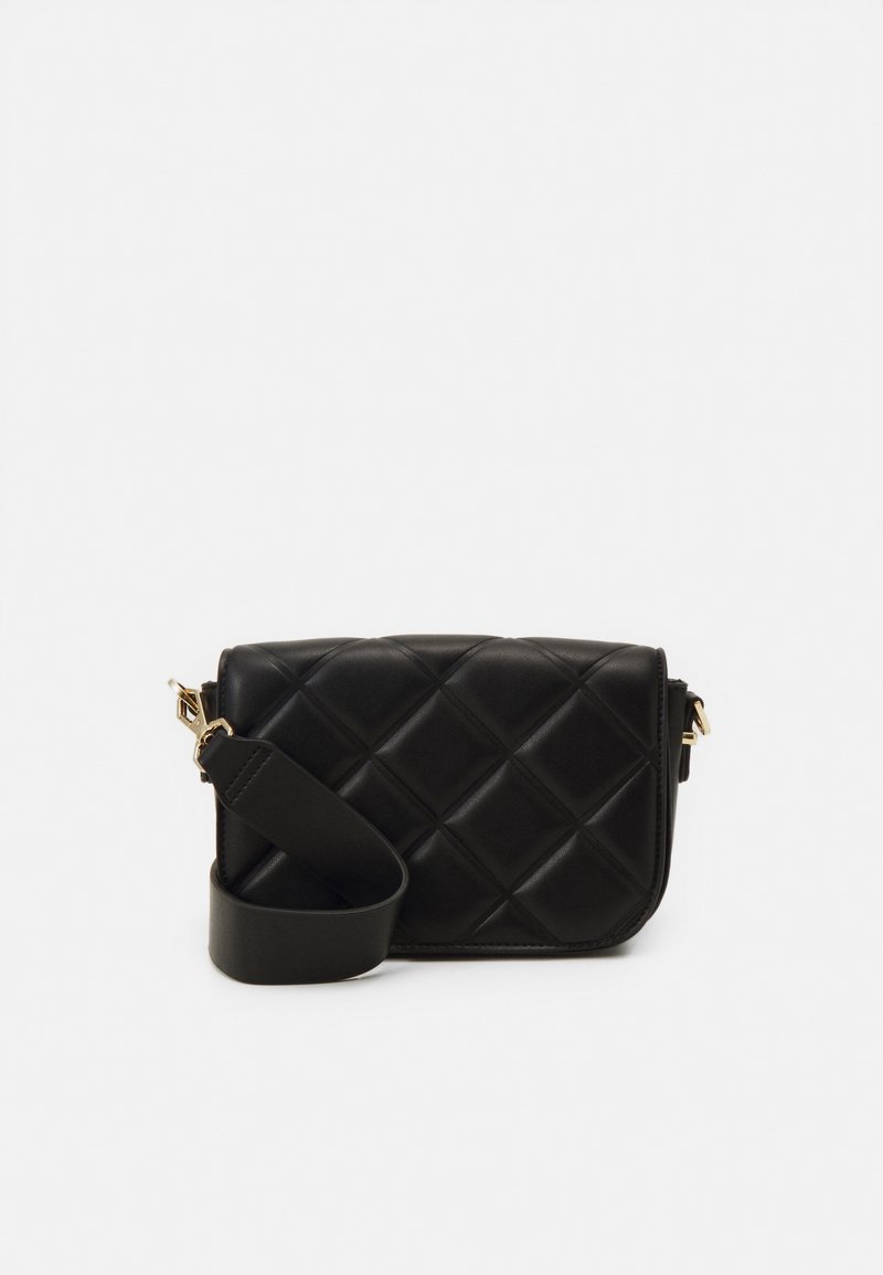 Černá kožená kabelka přes rameno s prošitým designem v diamantovém vzoru, jedním nastavitelným popruhem a zlatými kovovými doplňky.