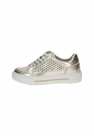 Sneaker dorato metallico con pannelli laterali perforati, suola in gomma bianca e lacci bianchi piatti. Texture liscia con un leggero luccichio.