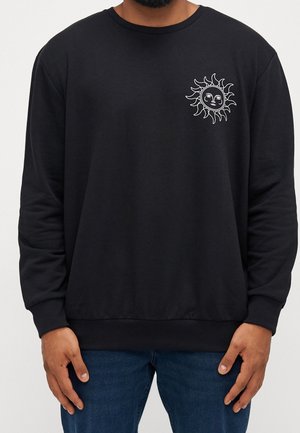 Zwarte sweatshirt met lange mouwen en ribgebreide manchetten, met een witte geborduurde zonontwerp op de linkerborst. Glad, katoenen stof.