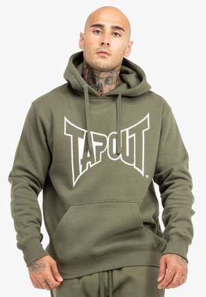 Olivovo zelená mikina s kapucňou vyrobená z mäkkej tkaniny, s veľkým bielym logom "TAPOUT" na hrudi, s klokankovým vreckom a šnúrkou na kapucni.