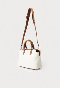 Hvid faux shearling handbag med brune læderdetaljer, top-håndtag og en aftagelig skulderstrop. Udrustet med guldfarvet hardware.