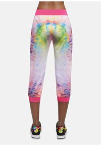 Wielokolorowe legginsy capri z różowym pasem, zdobione żywymi wzorami akwarelowymi w odcieniach niebieskiego, zielonego i żółtego.