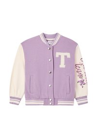 Jacket w stylu varsity w kolorze lawendowym i kremowym, z zatrzaskami, ściągaczami przy rękawach i u dołu, dużą naszywką z literą "T" na piersi oraz napisem na prawym rękawie.