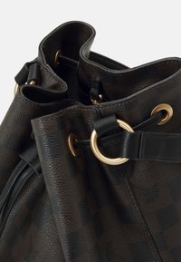 Borsa a secchiello in pelle marrone con motivo, dotata di hardware in tonalità oro e accenti neri. Presenta una chiusura a coulisse e una finitura a texture liscia.