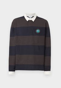 Pika pikka varrukatega polo särk, millel on tumeda sinise ja pruuni horisontaalsed triibud, valge krae ja ümar broderitud täpp rinnal.