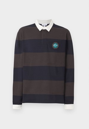 Polo de manga longa com riscas horizontais em azul-marinho e castanho, apresentando um colarinho branco e um emblema bordado redondo no peito.