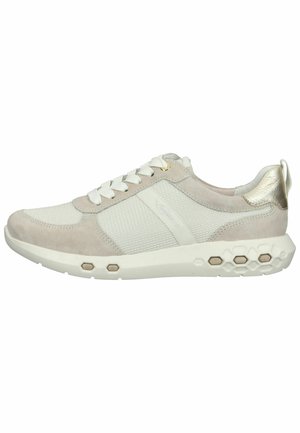 Sneaker aus hellbeigem Wildleder und Mesh, mit einer weißen Zwischensohle und goldenen Akzenten. Schnürdesign mit hexagonalem Profil.