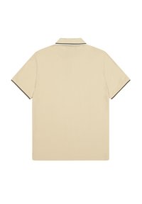 Beige polo shirt met korte mouwen, voorzien van een geribbelde kraag en zwarte accenten. Het shirt heeft een rechte zoom en een gladde, zachte stofstructuur.
