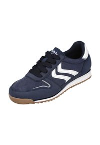 Zapatilla de color azul marino con rayas laterales blancas, cordones negros, parche en el talón blanco y suela de goma marrón.