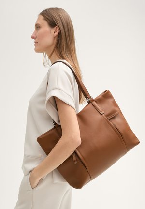 Braune Ledertasche mit strukturierter Oberfläche, großem Design, doppelt geflochtenen Griffen und einer Reißverschlusstasche an der Seite.