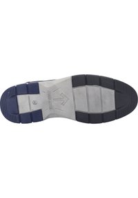 Semelle de chaussure avec des crampons en caoutchouc, principalement grise avec des accents bleus. Présente des sections surélevées pour l'adhérence et inclut un marquage en relief.
