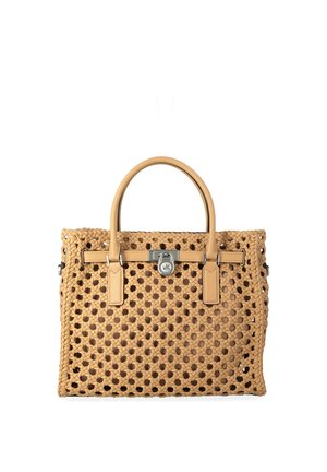 Borsa a mano in pelle intrecciata marrone chiaro con due manici e una serratura argentata con il logo MK al centro davanti.