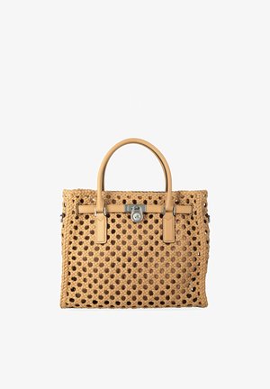 Hellbraune, gewebte Lederhandtasche mit zwei Griffen und einem silbernen Schloss mit MK-Logo in der Mitte vorne.