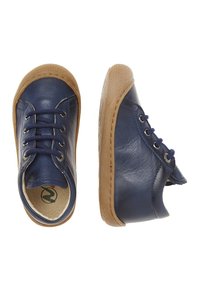 Kožené tenisky v námořnické barvě s texturovaným povrchem, kulatou špičkou a gumovou podrážkou. Obsahují šněrovací design a měkkou vnitřní podšívku.