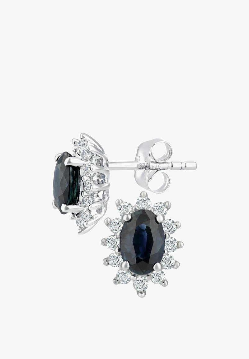 Pendientes de plata con una piedra ovalada azul oscuro, rodeada por un halo de piedras claras. Montura intrincada con diseño de cierre de poste.