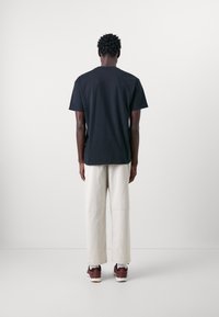 Nike ACG HIKE PANT - Pantaloni - orewood brown/summit white