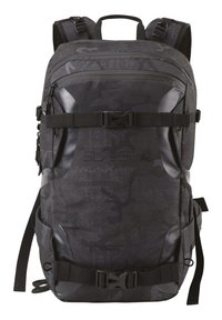 Mochila de camuflaje negra con correas ajustables, tela texturizada y acentos de plástico. Presenta múltiples compartimentos y un asa en la parte superior.