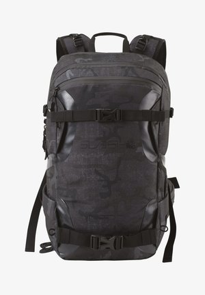 Schwarzer Tarnrucksack mit verstellbaren Trägern, strukturiertem Stoff und Plastikelementen. Verfügt über mehrere Fächer und einen oberen Griff.
