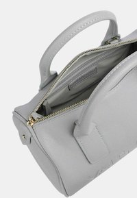 Borsa a tracolla in pelle grigia con chiusura a zip, manici doppi, scomparti interni e accessori in tono oro. Finitura testurizzata con dettagli embossati.