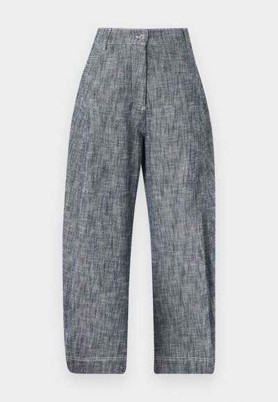 Yksinkertaiset, tummansiniset, leveälahkeiset housut, joissa on teksturoitu kangas ja hienovarainen kuvio. Ominaisuuksiin kuuluu etupainikekiinnitys ja ommeltuja helma yksityiskohtia.