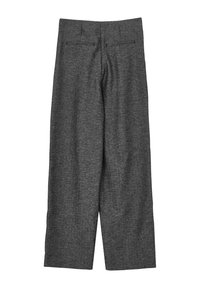 Pantaloni grigi a gamba larga in tessuto testurizzato. Presentano tasche posteriori e una vita con passanti per cintura. Design a frontale piatto, vestibilità comoda.