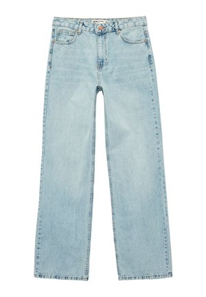Lyseblå denimjeans med lige ben, fem lommer, knaplukning og bæltestropper, lagt fladt på en hvid baggrund.